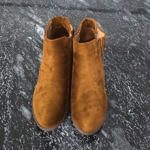 BRAND NEW SHOELAND ARLO- LOW STACKED HEEL ALMOND TOE CASUAL ANKLE BOOTIES - Picture 3 of 15